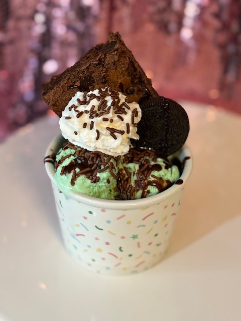 Mint brownie sundae